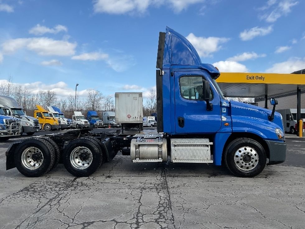 2020 Freightliner Cascadia 125" Sleeper Cab photo 8