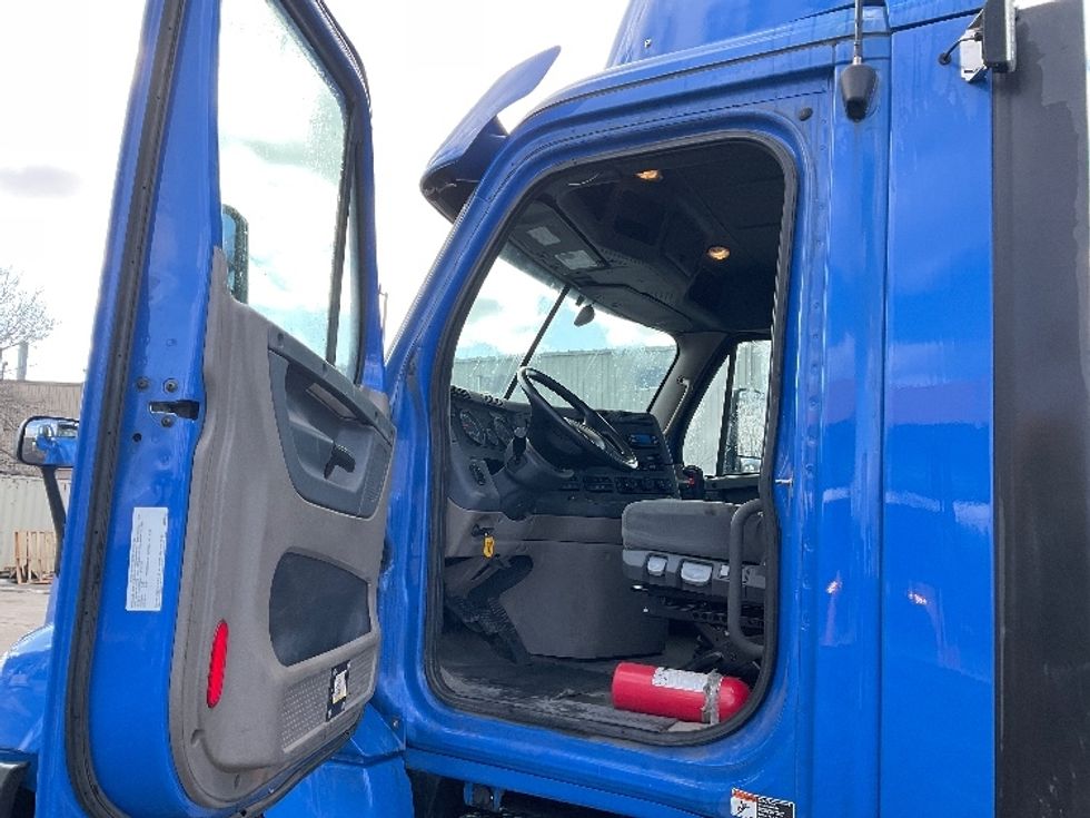 2020 Freightliner Cascadia 125" Sleeper Cab photo 9