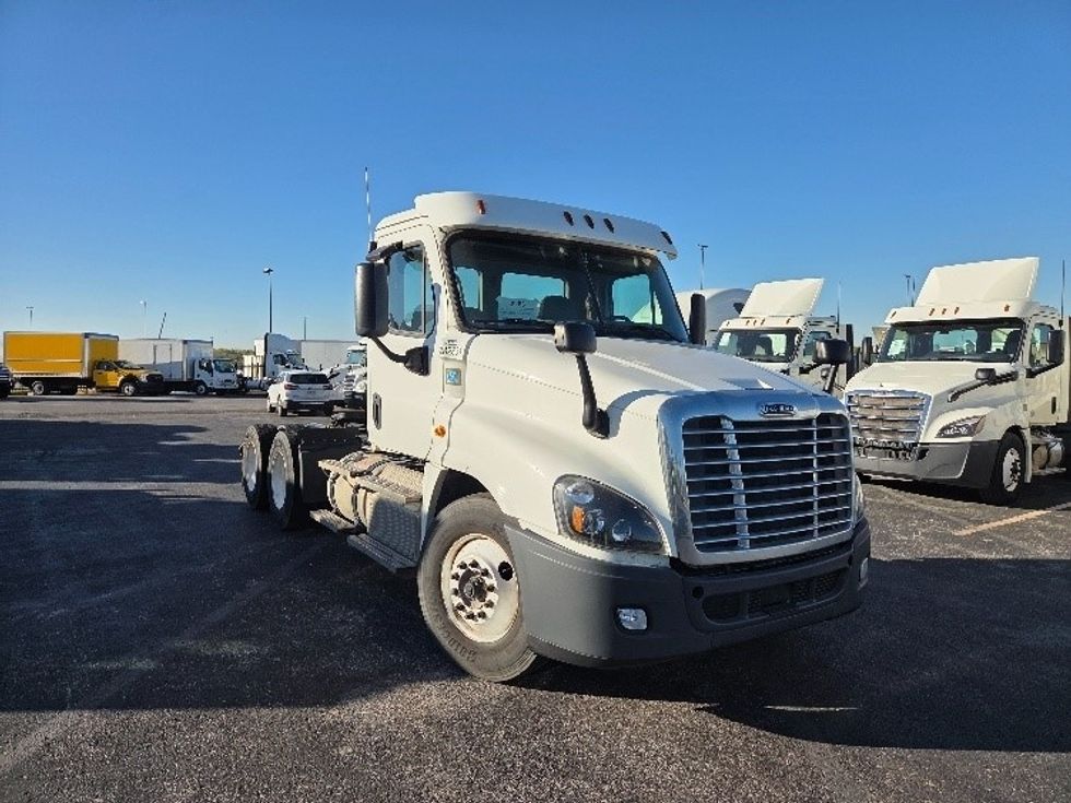 Day Cab Tractor-Heavy Duty Tractors-Freightliner-2020-Cascadia 12564ST-Kansas City-MO-323,629\n\t\tmiles-$ 51,000 - Image 1
