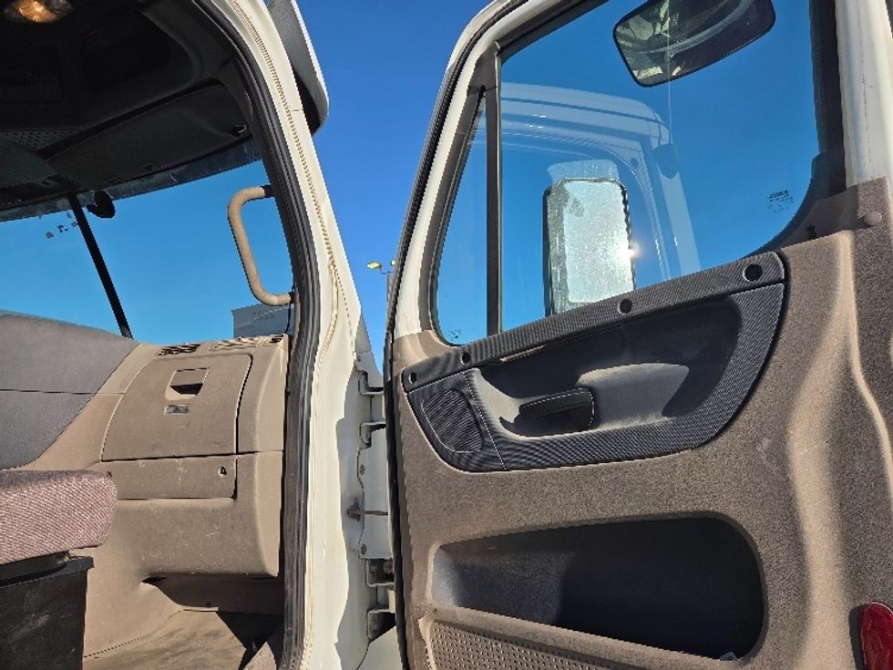 Day Cab Tractor-Heavy Duty Tractors-Freightliner-2020-Cascadia 12564ST-Kansas City-MO-323,629\n\t\tmiles-$ 51,000 - Image 12