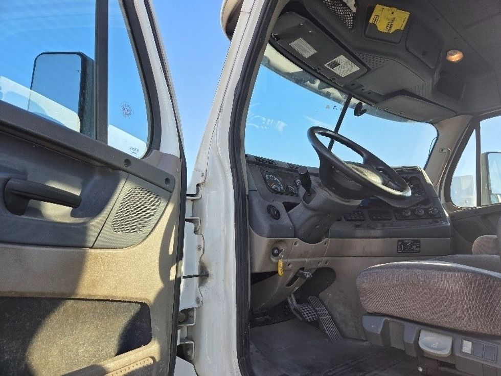 Day Cab Tractor-Heavy Duty Tractors-Freightliner-2020-Cascadia 12564ST-Kansas City-MO-323,629\n\t\tmiles-$ 51,000 - Image 9