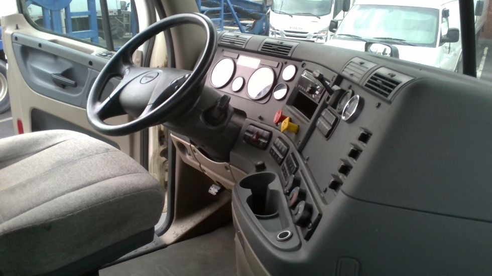 Day Cab Tractor-Heavy Duty Tractors-Freightliner-2020-Cascadia 12564ST-Kent-WA-181,427\n\t\tmiles-$ 63,000 - Image 14