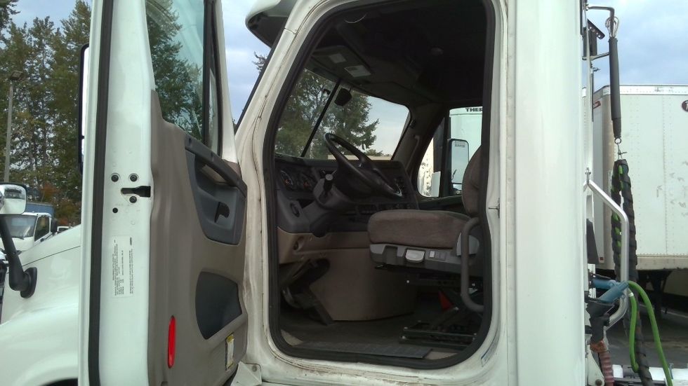 Day Cab Tractor-Heavy Duty Tractors-Freightliner-2020-Cascadia 12564ST-Kent-WA-181,427\n\t\tmiles-$ 63,000 - Image 9