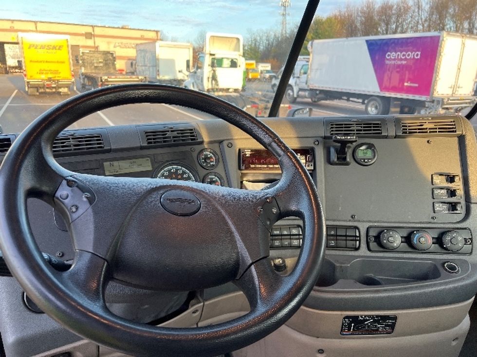 2020 Freightliner Cascadia 125" Sleeper Cab photo 11