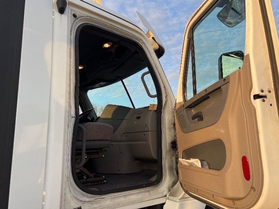 2020 Freightliner Cascadia 125" Sleeper Cab photo 12