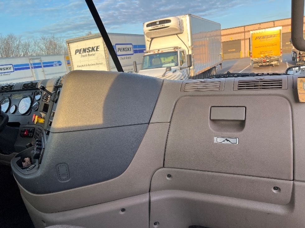 2020 Freightliner Cascadia 125" Sleeper Cab photo 13