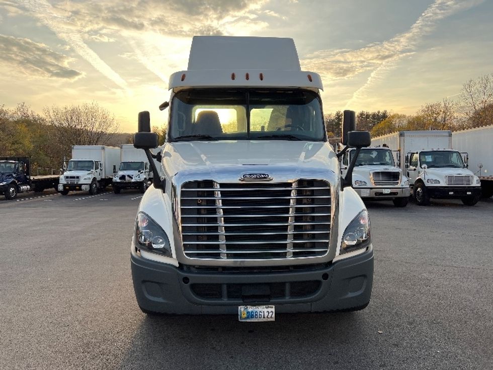 2020 Freightliner Cascadia 125" Sleeper Cab photo 2