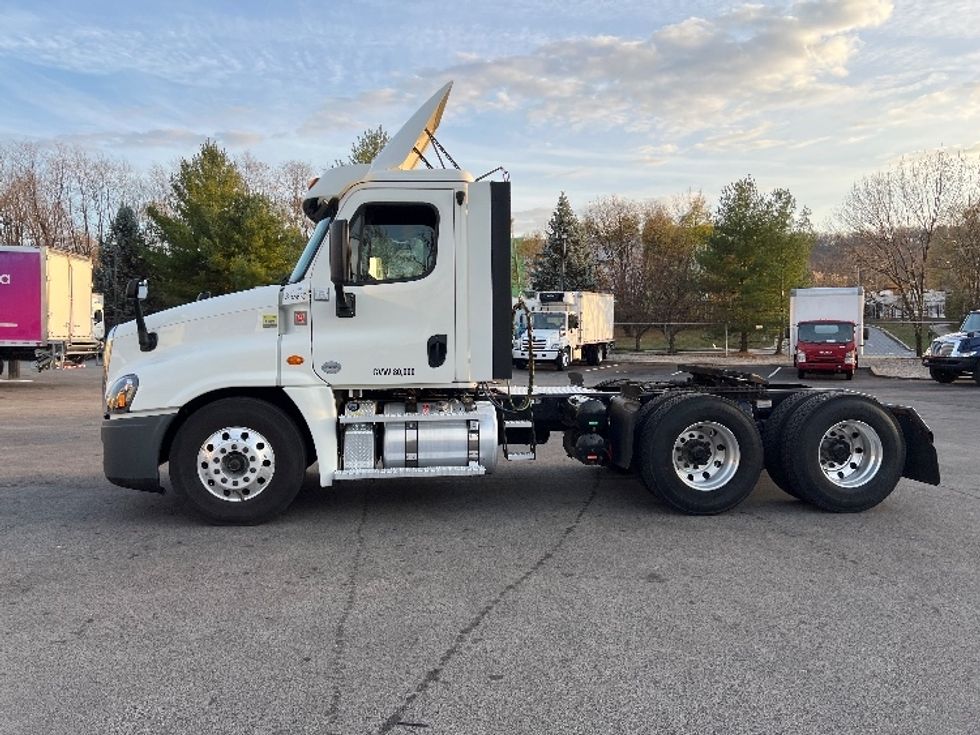 2020 Freightliner Cascadia 125" Sleeper Cab photo 4
