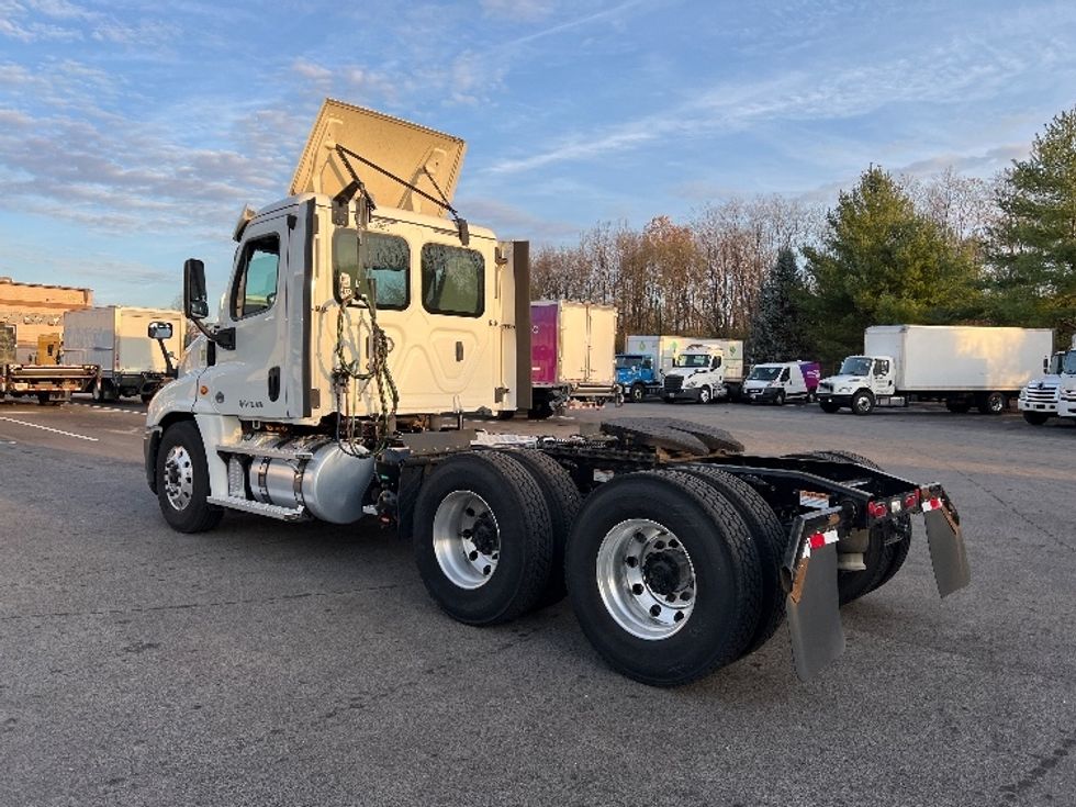 2020 Freightliner Cascadia 125" Sleeper Cab photo 5