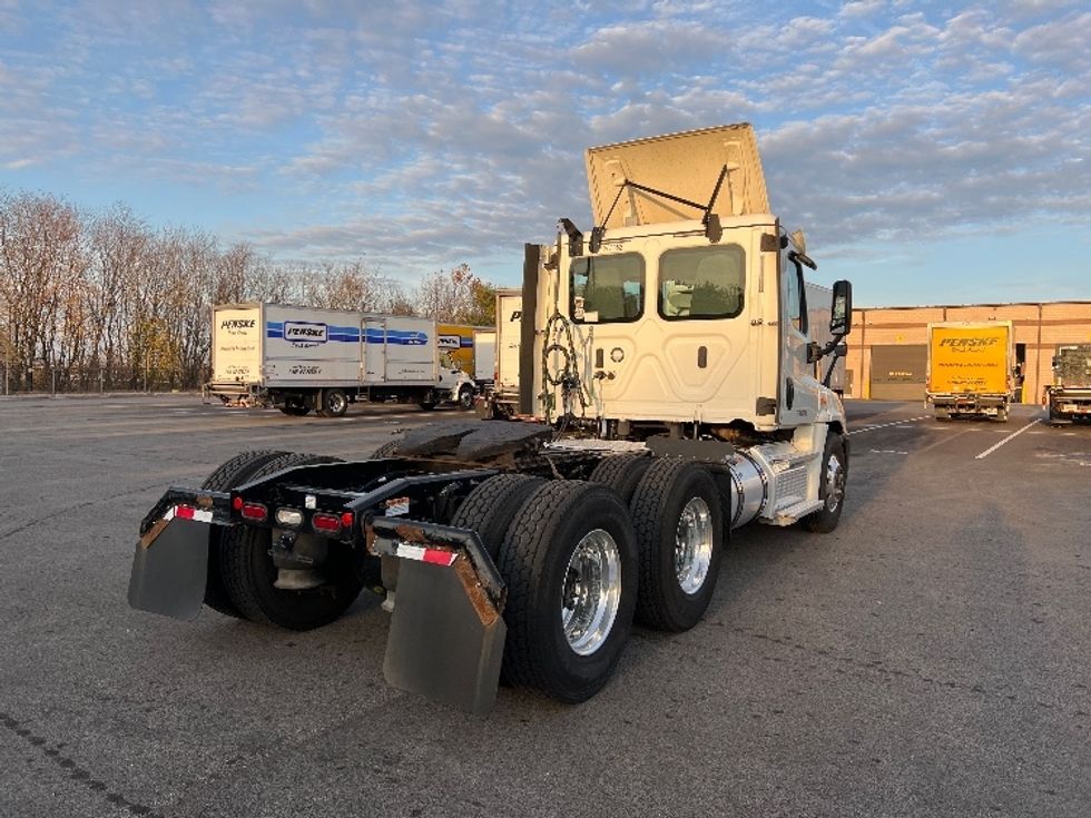 2020 Freightliner Cascadia 125" Sleeper Cab photo 7