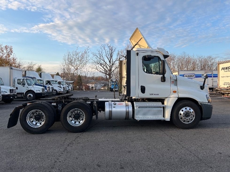 2020 Freightliner Cascadia 125" Sleeper Cab photo 8
