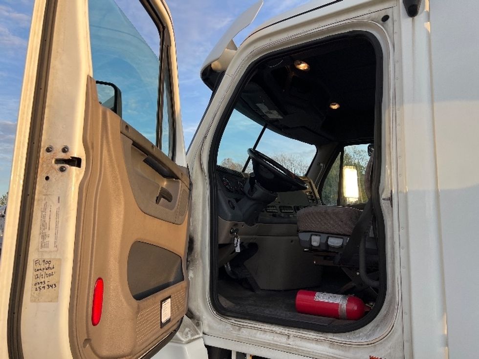 2020 Freightliner Cascadia 125" Sleeper Cab photo 9