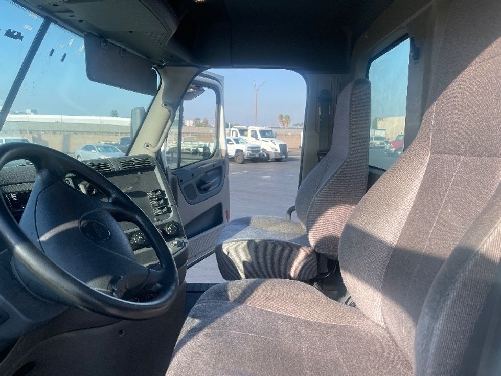 2020 Freightliner Cascadia 125" Sleeper Cab photo 9