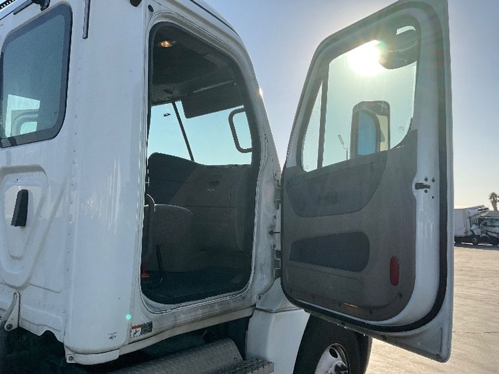 2020 Freightliner Cascadia 125" Sleeper Cab photo 11