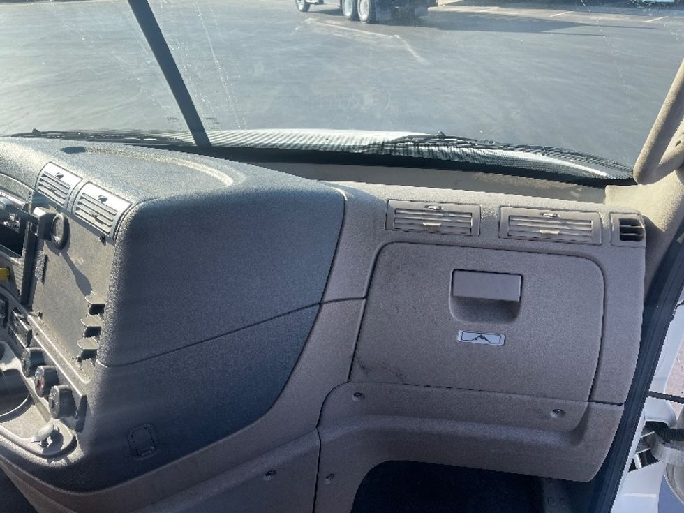 2020 Freightliner Cascadia 125" Sleeper Cab photo 12
