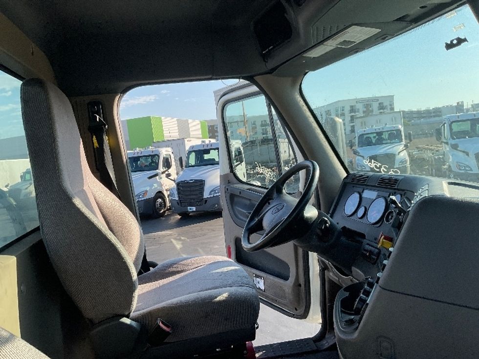 Day Cab Tractor-Heavy Duty Tractors-Freightliner-2020-Cascadia 12564ST-La Mirada-CA-152,023\n\t\tmiles-$ 60,250 - Image 14