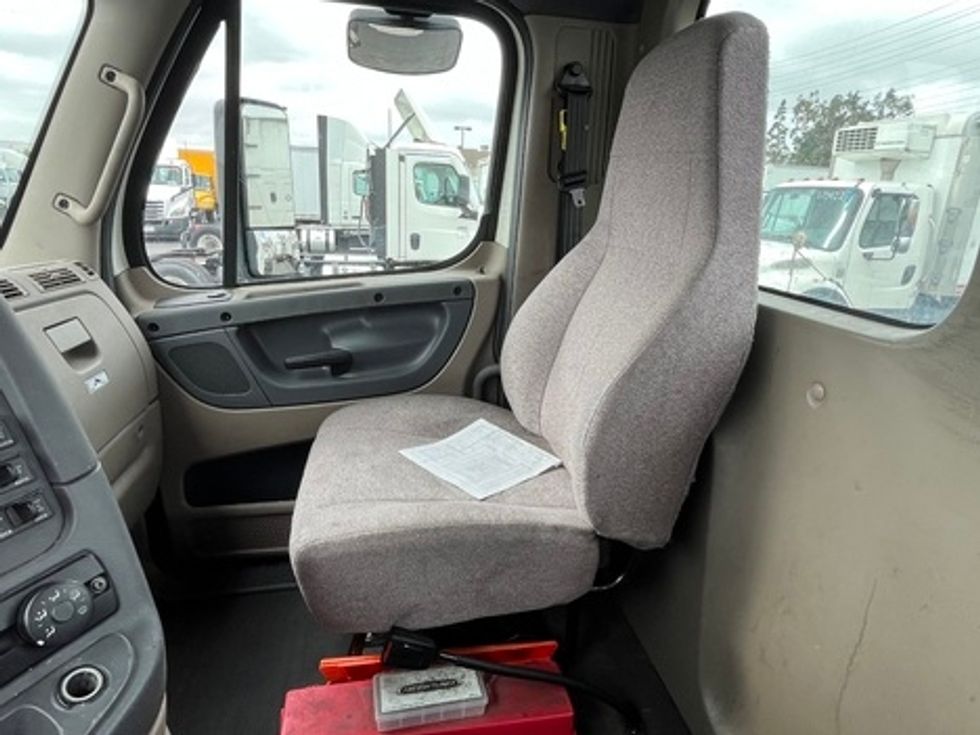 Day Cab Tractor-Heavy Duty Tractors-Freightliner-2020-Cascadia 12564ST-La Mirada-CA-152,023\n\t\tmiles-$ 60,250 - Image 19