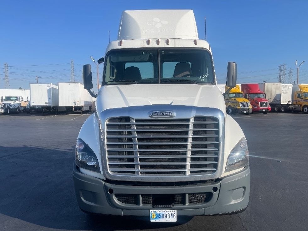 2020 Freightliner Cascadia 125" Sleeper Cab photo 2
