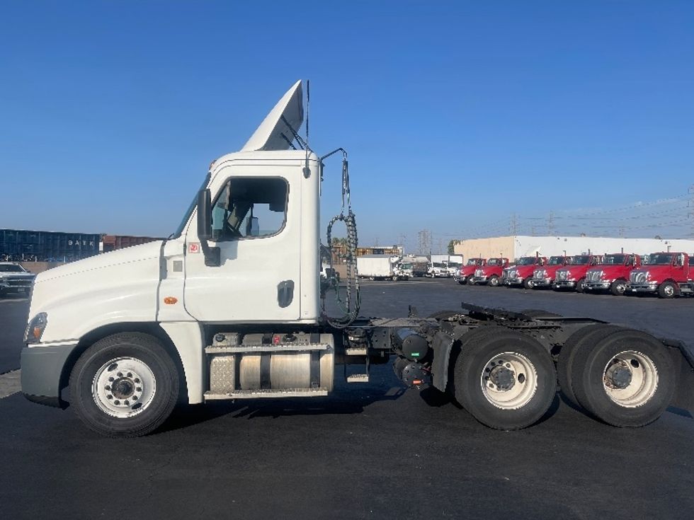 2020 Freightliner Cascadia 125" Sleeper Cab photo 4