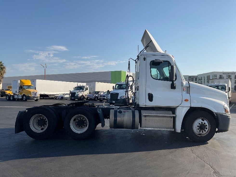 2020 Freightliner Cascadia 125" Sleeper Cab photo 8