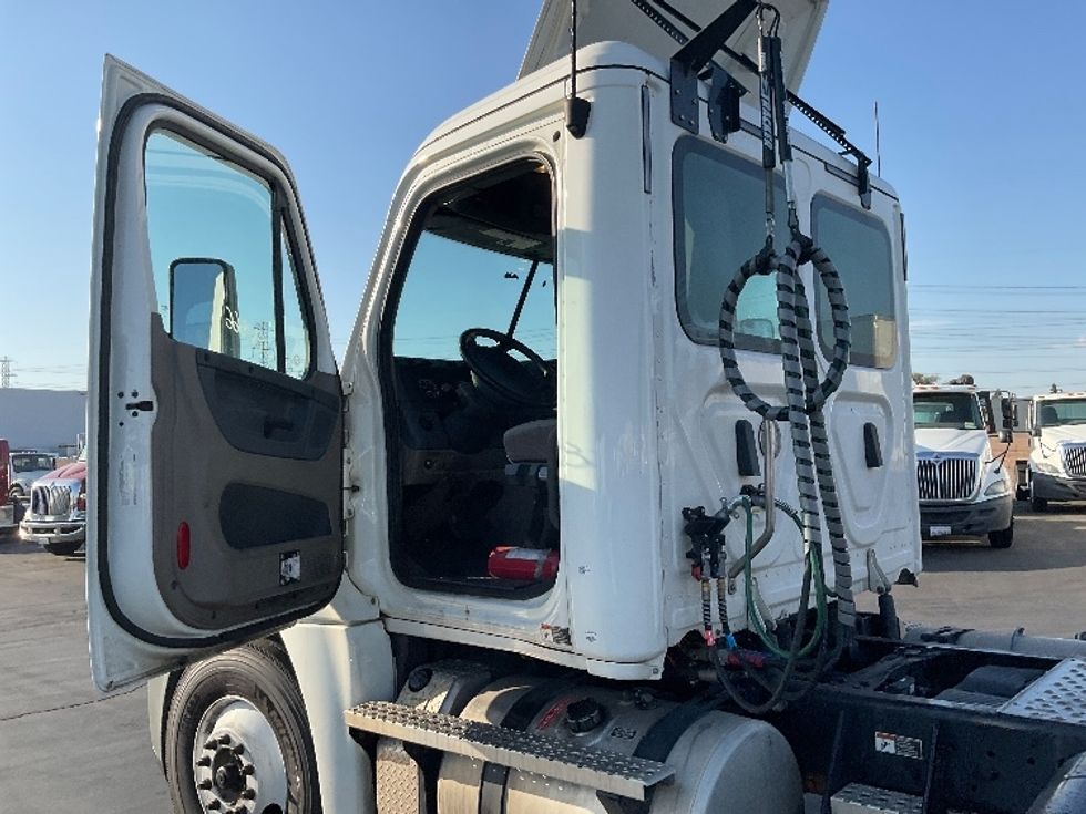 Day Cab Tractor-Heavy Duty Tractors-Freightliner-2020-Cascadia 12564ST-La Mirada-CA-152,023\n\t\tmiles-$ 60,250 - Image 9