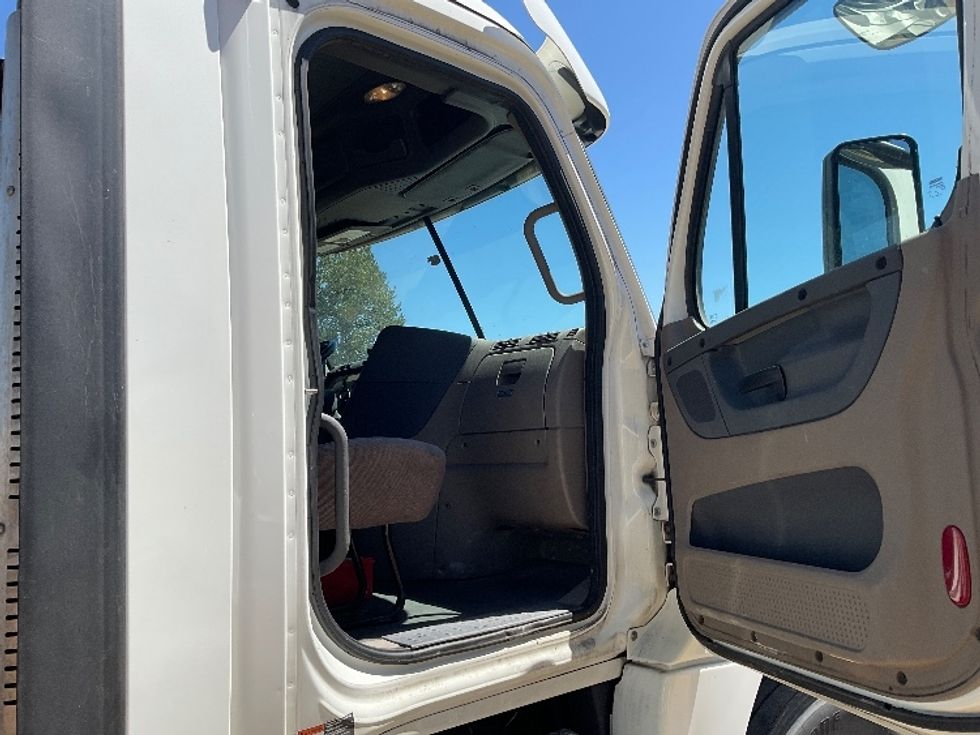 Day Cab Tractor-Heavy Duty Tractors-Freightliner-2020-Cascadia 12564ST-Lacey-WA-268,143\n\t\tmiles-$ 52,000 - Image 12