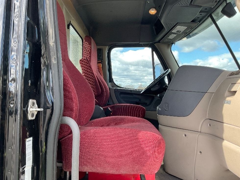 2020 Freightliner Cascadia 125" Sleeper Cab photo 11