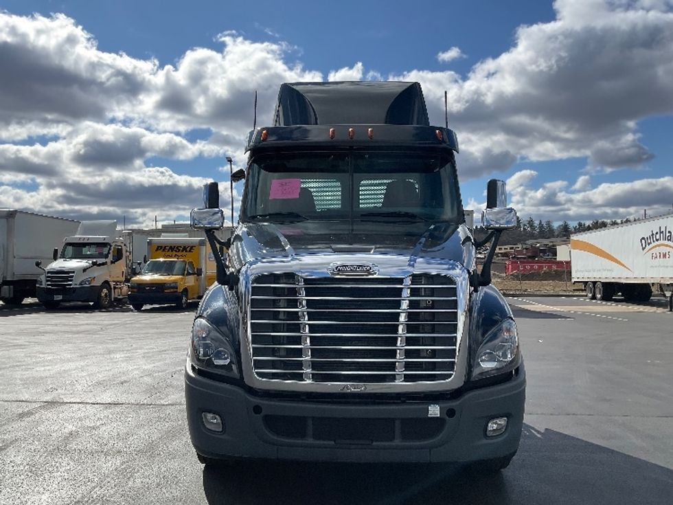 2020 Freightliner Cascadia 125" Sleeper Cab photo 2