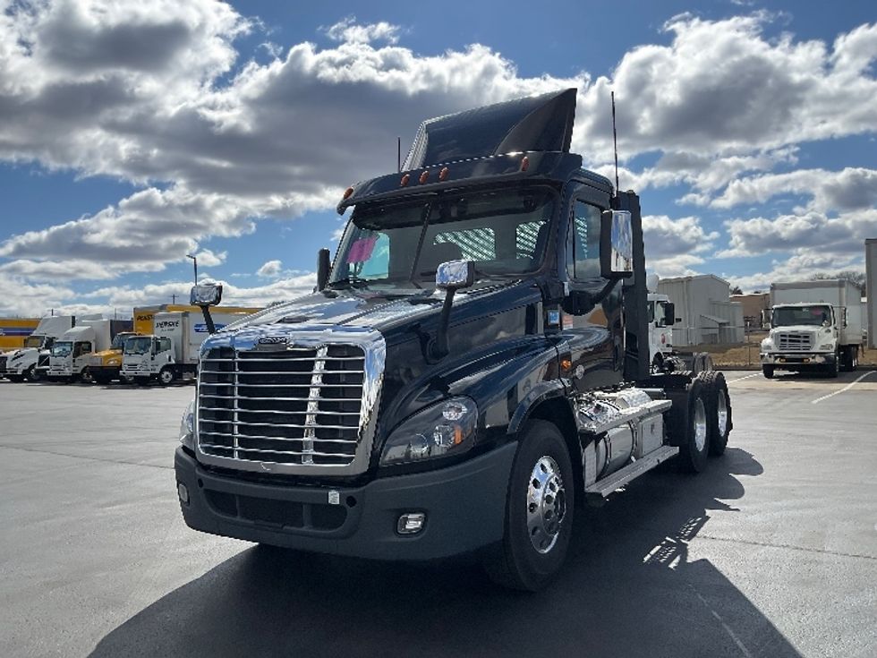 2020 Freightliner Cascadia 125" Sleeper Cab photo 3