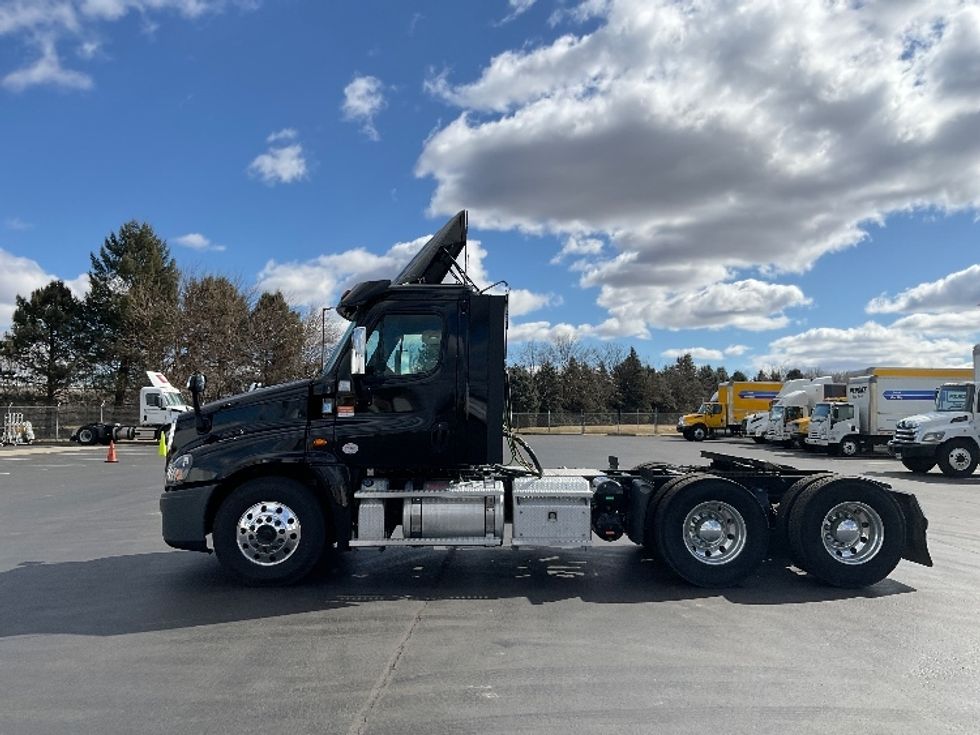 2020 Freightliner Cascadia 125" Sleeper Cab photo 4