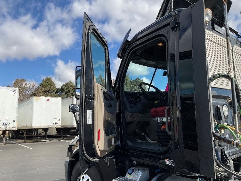 2020 Freightliner Cascadia 125" Sleeper Cab photo 9