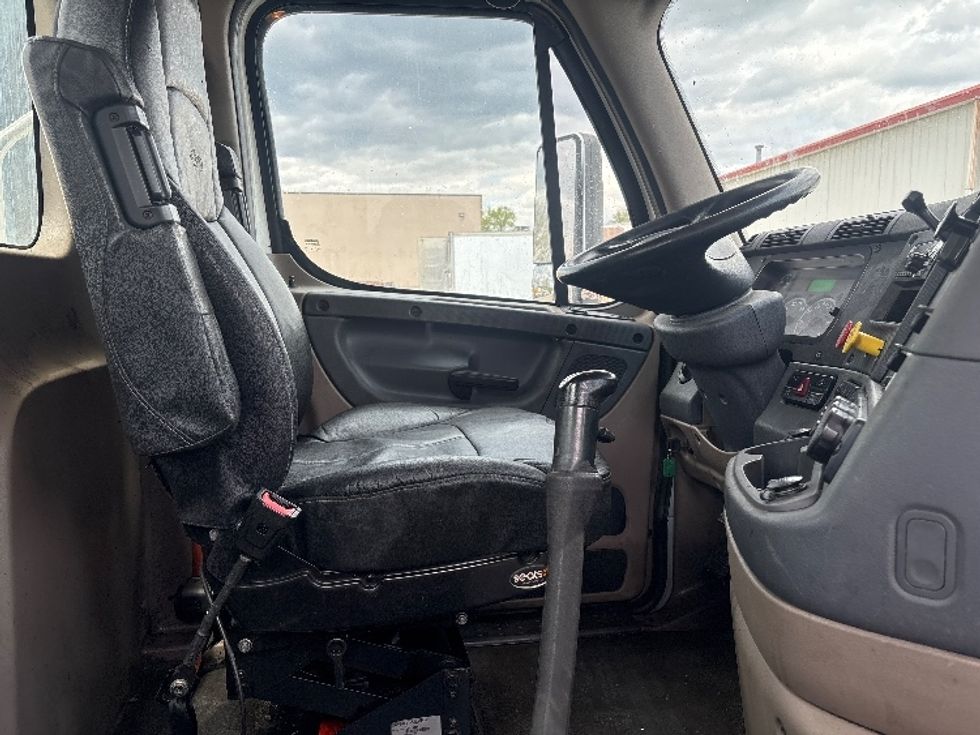 Day Cab Tractor-Heavy Duty Tractors-Freightliner-2020-Cascadia 12564ST-Lansing-MI-549,078\n\t\tmiles-$ 29,750 - Image 13