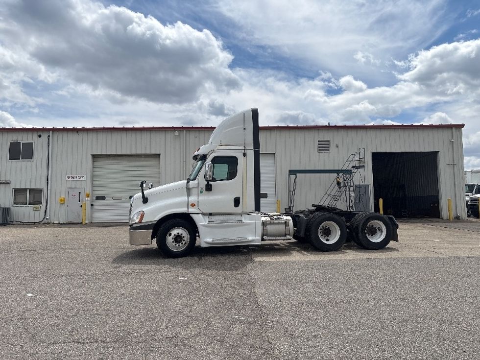 Day Cab Tractor-Heavy Duty Tractors-Freightliner-2020-Cascadia 12564ST-Lansing-MI-549,078\n\t\tmiles-$ 29,750 - Image 4
