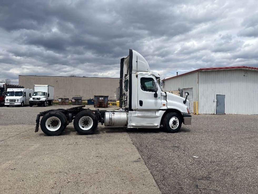 Day Cab Tractor-Heavy Duty Tractors-Freightliner-2020-Cascadia 12564ST-Lansing-MI-549,078\n\t\tmiles-$ 29,750 - Image 8