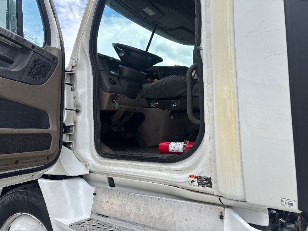 Day Cab Tractor-Heavy Duty Tractors-Freightliner-2020-Cascadia 12564ST-Lansing-MI-549,078\n\t\tmiles-$ 29,750 - Image 9