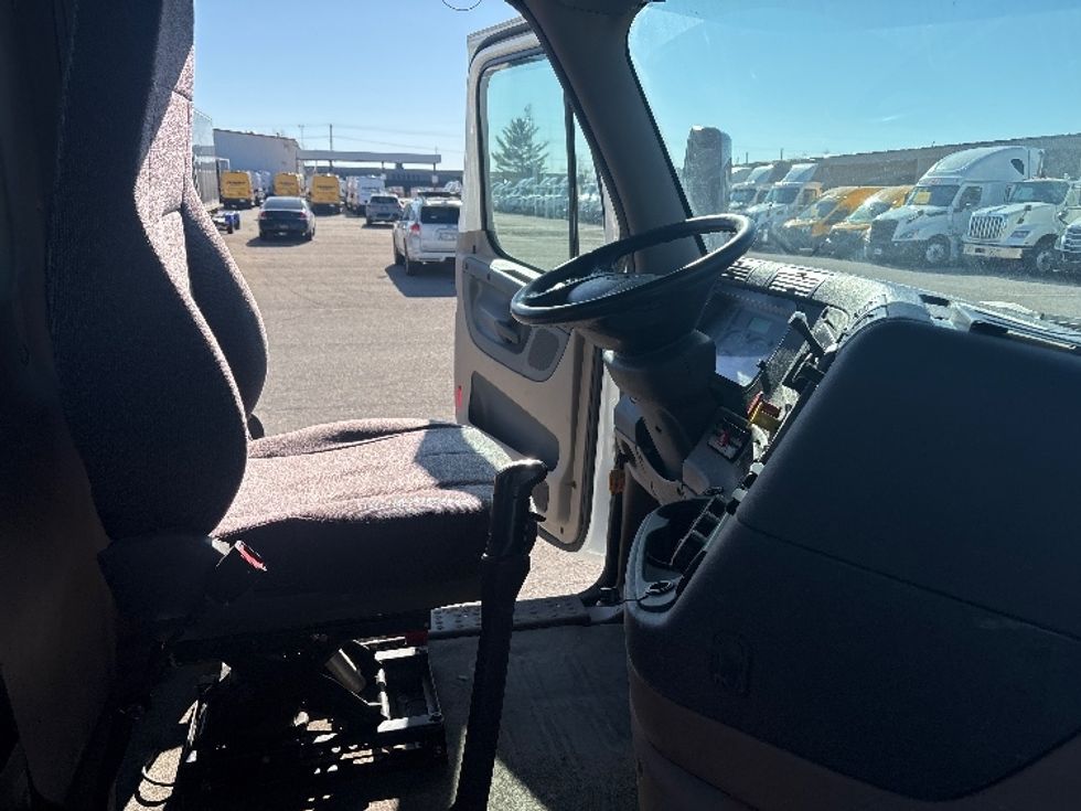 Day Cab Tractor-Heavy Duty Tractors-Freightliner-2020-Cascadia 12564ST-Lansing-MI-651,546\n\t\tmiles-$ 26,750 - Image 14