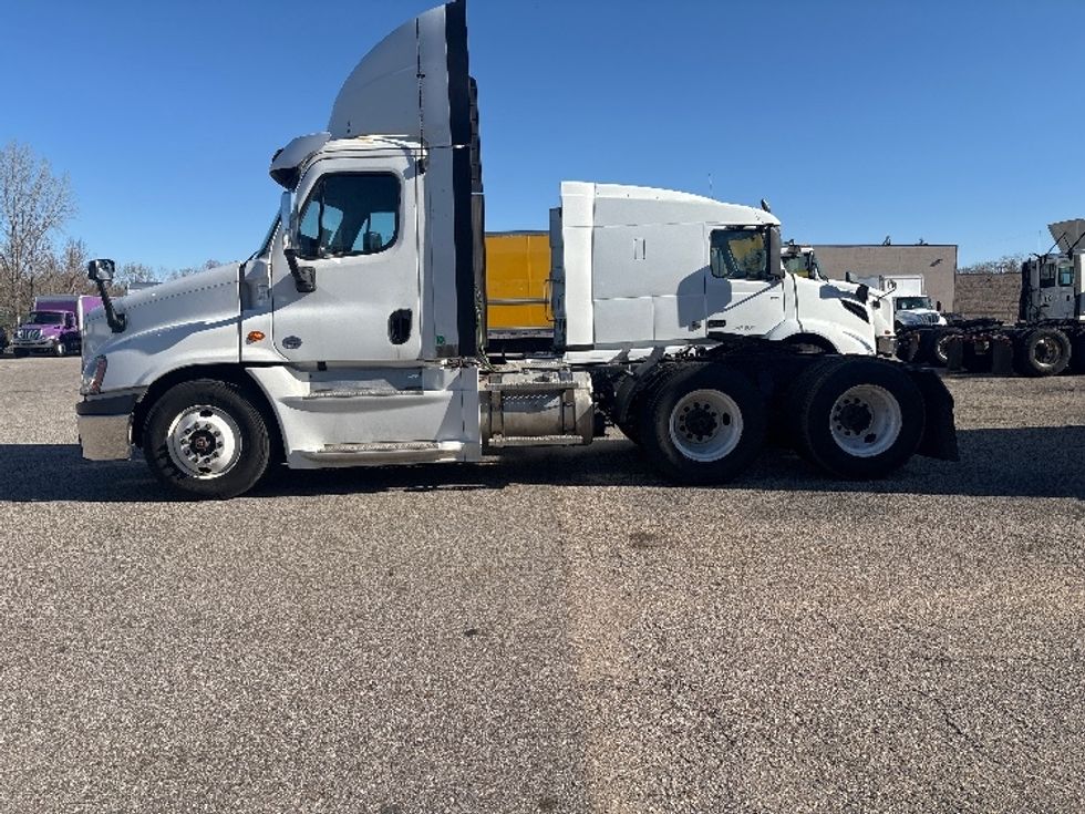 Day Cab Tractor-Heavy Duty Tractors-Freightliner-2020-Cascadia 12564ST-Lansing-MI-651,546\n\t\tmiles-$ 26,750 - Image 4
