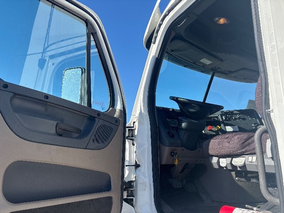 Day Cab Tractor-Heavy Duty Tractors-Freightliner-2020-Cascadia 12564ST-Lansing-MI-651,546\n\t\tmiles-$ 26,750 - Image 9