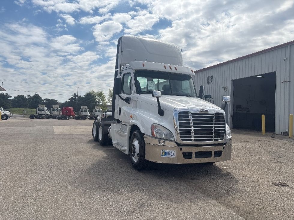 Day Cab Tractor-Heavy Duty Tractors-Freightliner-2020-Cascadia 12564ST-Lansing-MI-717,740\n\t\tmiles-$ 26,750 - Image 1
