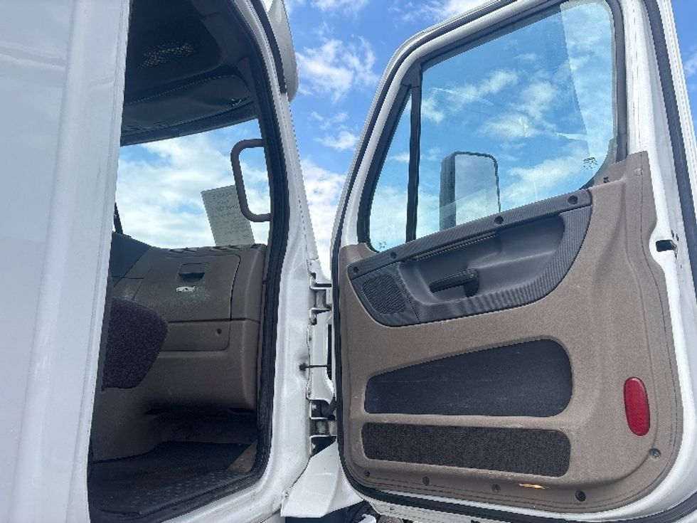 Day Cab Tractor-Heavy Duty Tractors-Freightliner-2020-Cascadia 12564ST-Lansing-MI-717,740\n\t\tmiles-$ 26,750 - Image 12