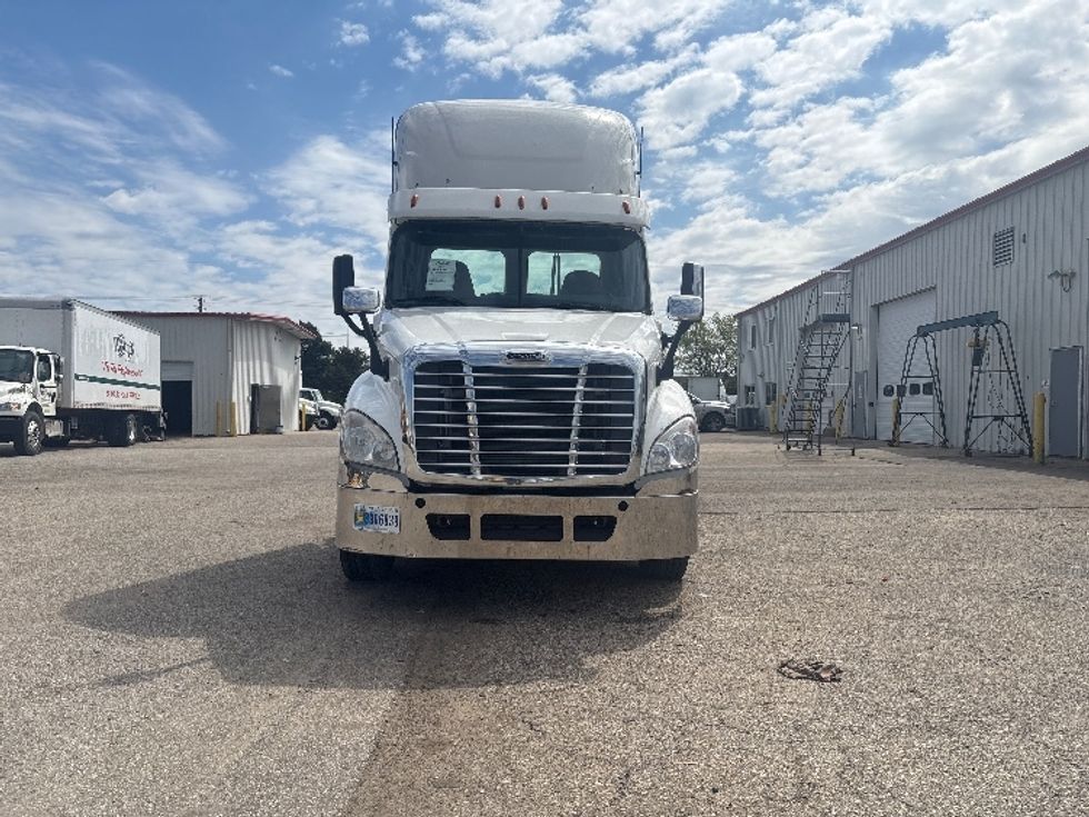 Day Cab Tractor-Heavy Duty Tractors-Freightliner-2020-Cascadia 12564ST-Lansing-MI-717,740\n\t\tmiles-$ 26,750 - Image 2