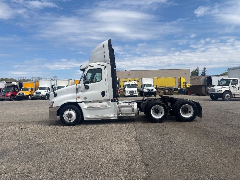 Day Cab Tractor-Heavy Duty Tractors-Freightliner-2020-Cascadia 12564ST-Lansing-MI-717,740\n\t\tmiles-$ 26,750 - Image 4