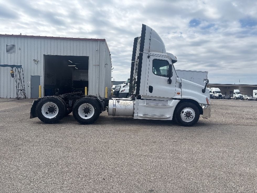 Day Cab Tractor-Heavy Duty Tractors-Freightliner-2020-Cascadia 12564ST-Lansing-MI-717,740\n\t\tmiles-$ 26,750 - Image 8