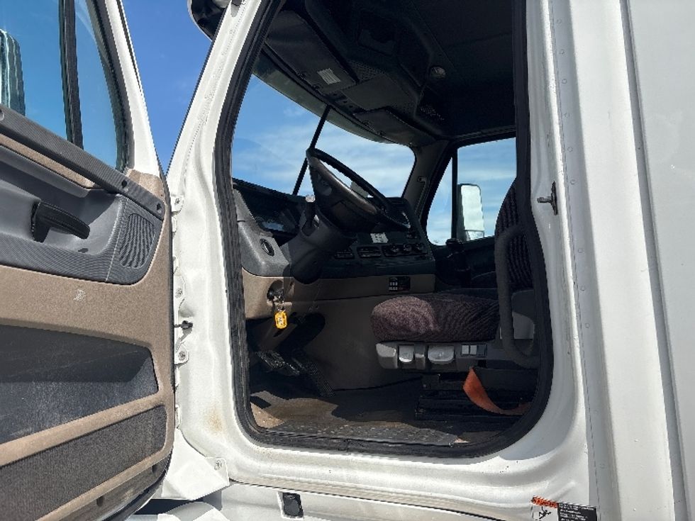 Day Cab Tractor-Heavy Duty Tractors-Freightliner-2020-Cascadia 12564ST-Lansing-MI-717,740\n\t\tmiles-$ 26,750 - Image 9