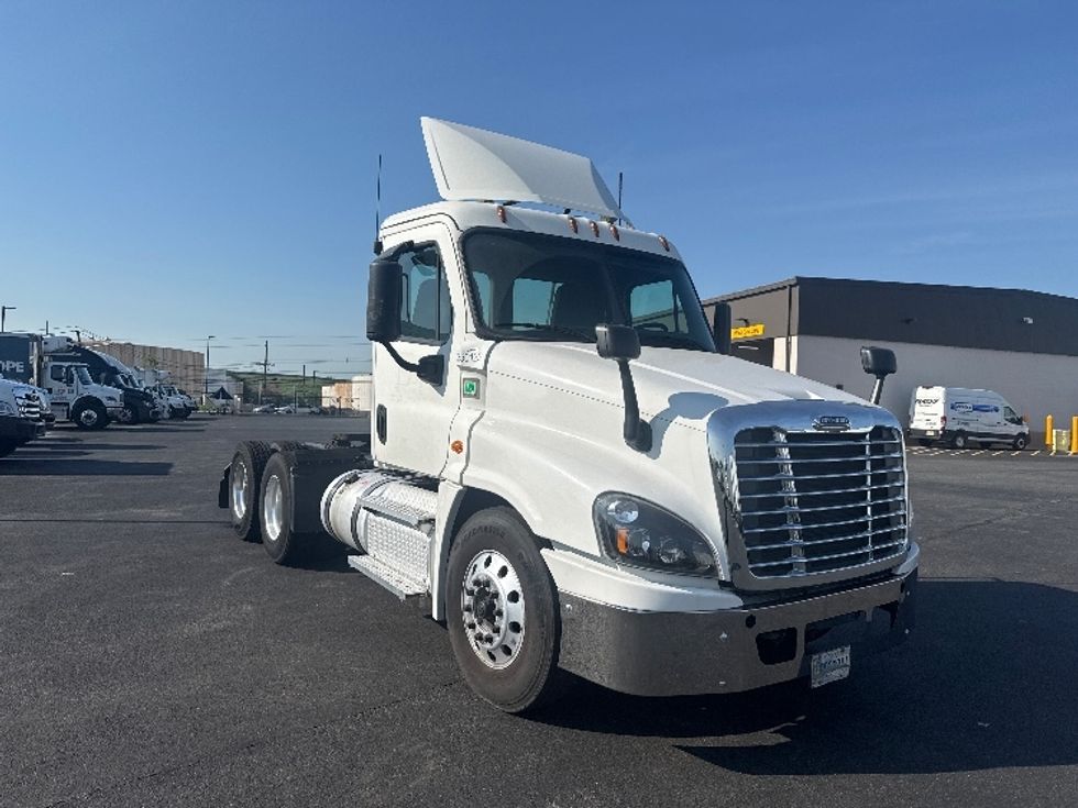 Day Cab Tractor-Heavy Duty Tractors-Freightliner-2020-Cascadia 12564ST-Linden-NJ-258,546\n\t\tmiles-$ 54,250 - Image 1