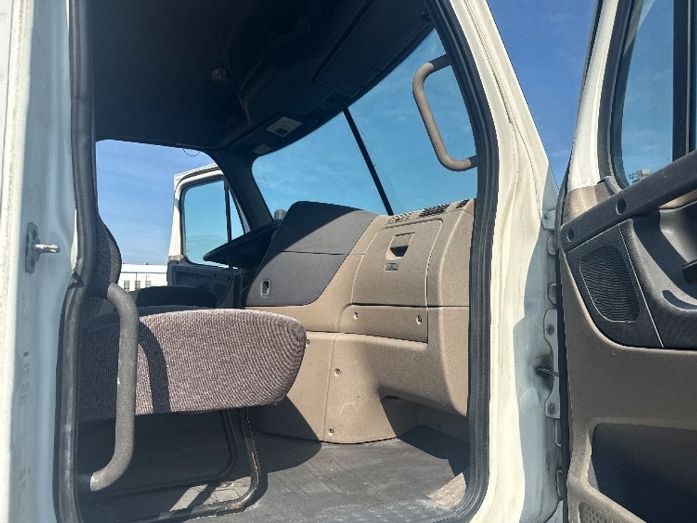 Day Cab Tractor-Heavy Duty Tractors-Freightliner-2020-Cascadia 12564ST-Linden-NJ-258,546\n\t\tmiles-$ 54,250 - Image 12