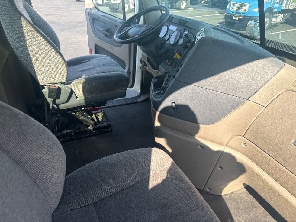 Day Cab Tractor-Heavy Duty Tractors-Freightliner-2020-Cascadia 12564ST-Linden-NJ-258,546\n\t\tmiles-$ 54,250 - Image 14