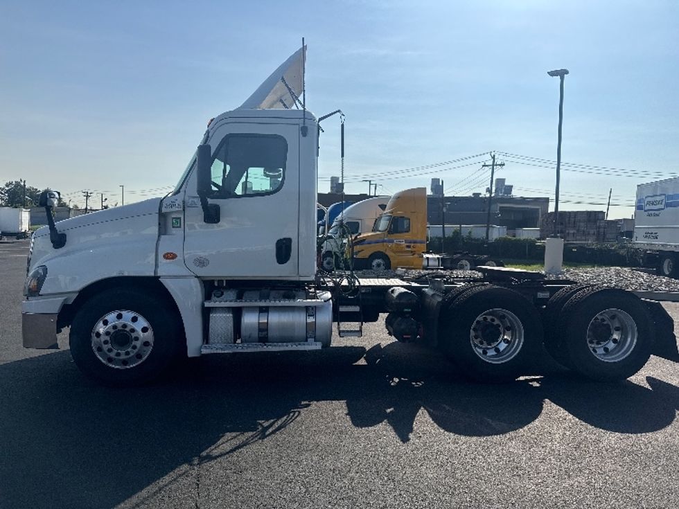 Day Cab Tractor-Heavy Duty Tractors-Freightliner-2020-Cascadia 12564ST-Linden-NJ-258,546\n\t\tmiles-$ 54,250 - Image 4