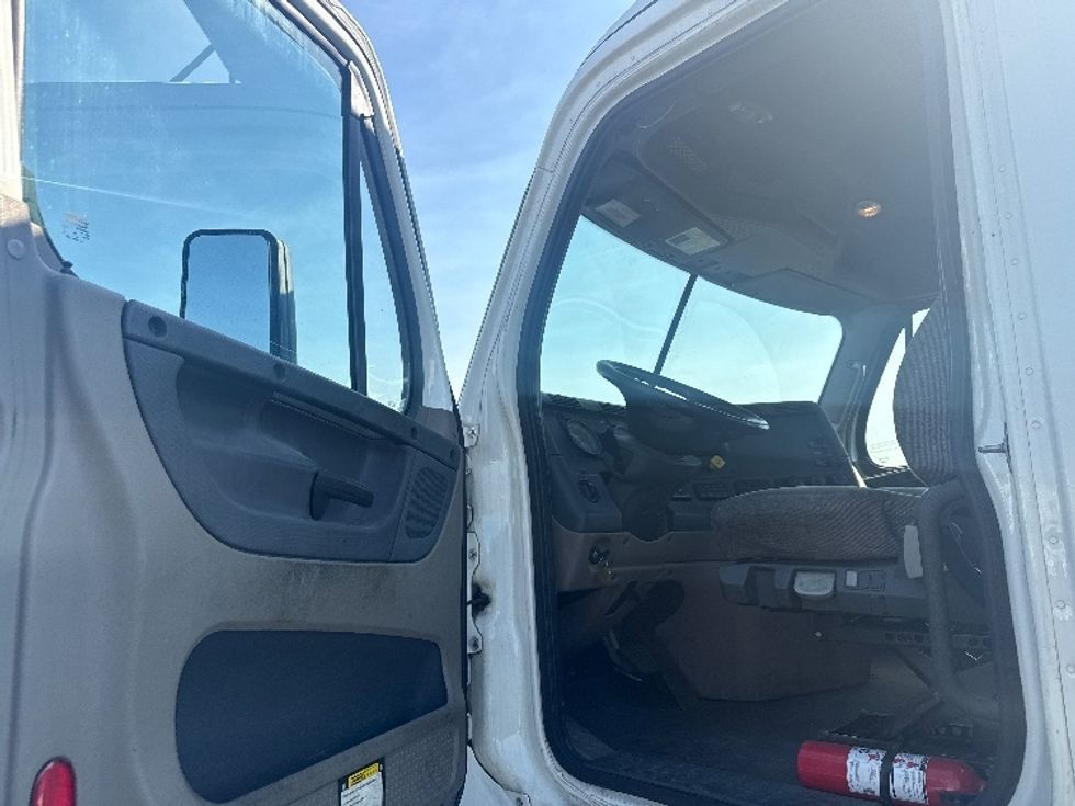Day Cab Tractor-Heavy Duty Tractors-Freightliner-2020-Cascadia 12564ST-Linden-NJ-258,546\n\t\tmiles-$ 54,250 - Image 9