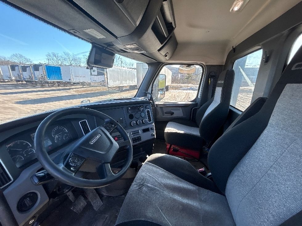 Day Cab Tractor-Heavy Duty Tractors-Freightliner-2020-Cascadia 12564ST-Londonderry-NH-470,027\n\t\tmiles-$ 37,750 - Image 10